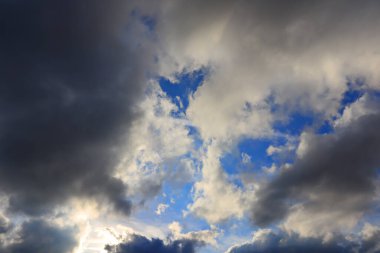 Kara gökyüzü ve yağmur bulutları