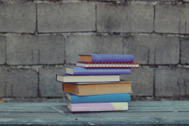 Ahşap bir kutuda kitaplar, endüstriyel bir ortamda kitaplar.