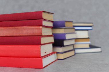 Gri arkaplan üzerine kitap yığını