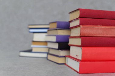 Gri arkaplan üzerine kitap yığını
