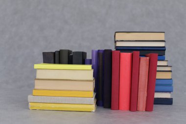 Gri arkaplan üzerine kitap yığını