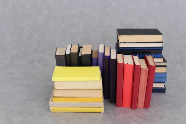 Stapel Von Büchern Auf Grauem Hintergrund — Stockfoto