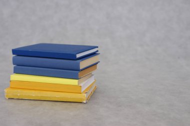 Gri, Ukrayna üzerine yığınla kitap