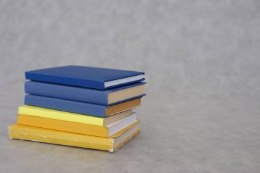 Gri, Ukrayna üzerine yığınla kitap