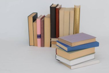 Beyaz üzerine kitap yığını