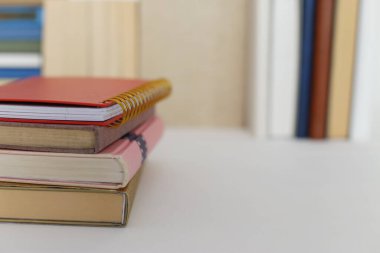 Beyaz üzerine kitap yığını