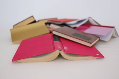 Beyaz üzerine kitap yığını