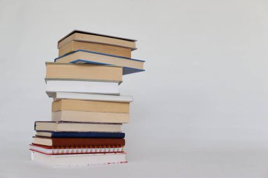 Beyaz üzerine kitap yığını