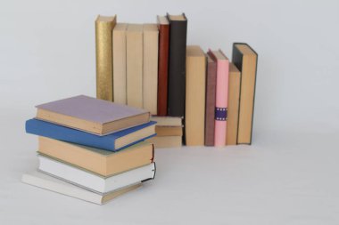 Beyaz üzerine kitap yığını