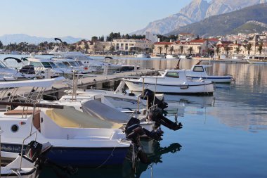 Makarska, Hırvatistan, 21.03.2022. Hırvatistan 'ın güneyinde bir turizm merkezi olan Makarska' da güneşli bir gün.