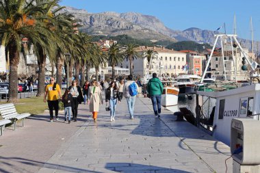 Makarska, Hırvatistan, 21.03.2022. Hırvatistan 'ın güneyinde bir turizm merkezi olan Makarska' da güneşli bir gün.