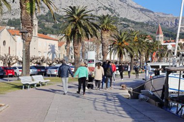 Makarska, Hırvatistan, 21.03.2022. Hırvatistan 'ın güneyinde bir turizm merkezi olan Makarska' da güneşli bir gün.