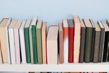 Kitaplar okul masasında.