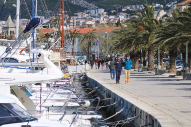 Makarska, Hırvatistan, 22 Mart 2022 Hırvatistan 'ın güneyindeki ünlü turizm beldesi 