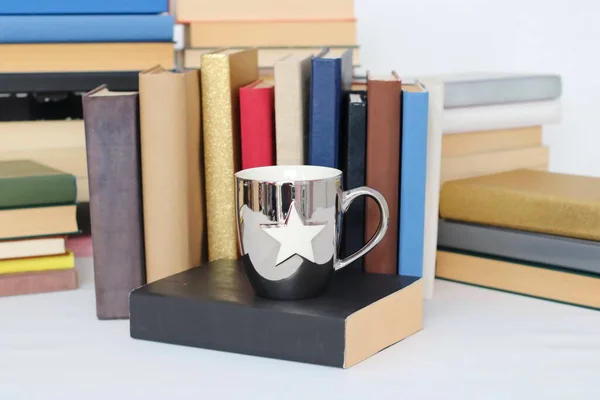 Könyvek Egy Csésze Tea Fehér Alapon — Stock Fotó