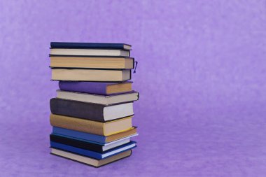 Mor zemin üzerine kitap yığını