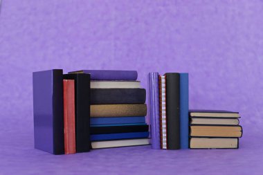Mor zemin üzerine kitap yığını