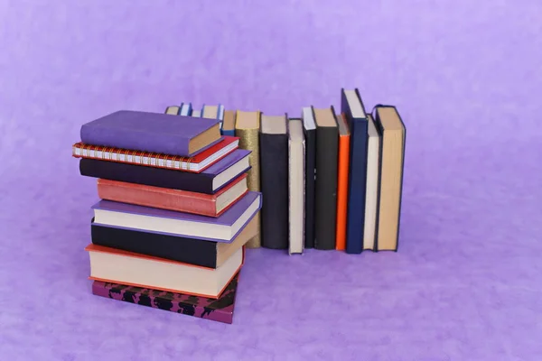 Pilha Livros Sobre Fundo Violeta — Fotografia de Stock