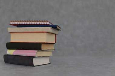 Gri arkaplan üzerine kitap yığını