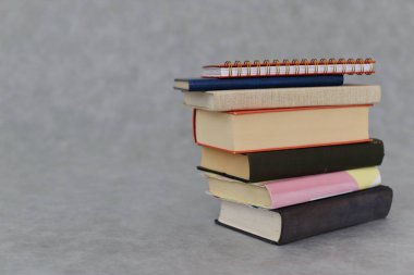 Gri arkaplan üzerine kitap yığını