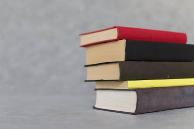 Gri arkaplan üzerine kitap yığını