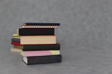 Gri arkaplan üzerine kitap yığını
