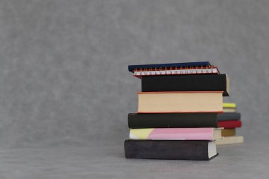 Gri arkaplan üzerine kitap yığını