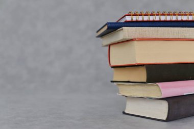 Gri arkaplan üzerine kitap yığını
