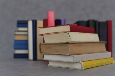 Gri arkaplan üzerine kitap yığını