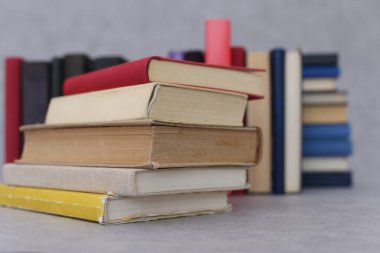 Gri arkaplan üzerine kitap yığını