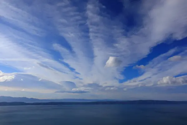 青い空と海の上の白い雲 — ストック写真