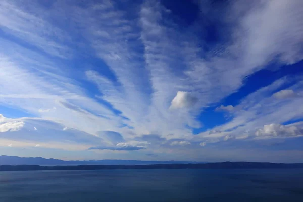 青い空と海の上の白い雲 — ストック写真