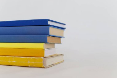 Beyaz arkaplan üzerine kitaplar _ Ukrayna renkleri