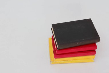 Beyaz arkaplan üzerine kitaplar _ Almanya