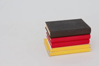 Beyaz arkaplan üzerine kitaplar _ Almanya