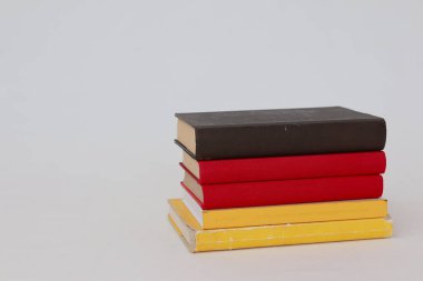 Beyaz arkaplan üzerine kitaplar _ Almanya