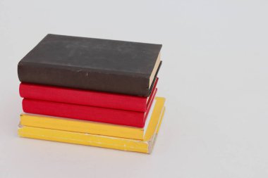 Beyaz arkaplan üzerine kitaplar _ Almanya