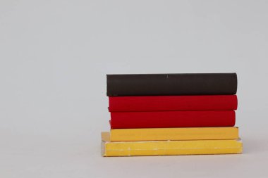 Beyaz arkaplan üzerine kitaplar _ Almanya