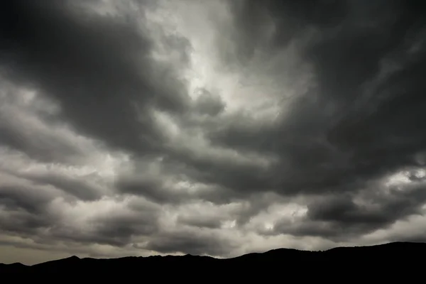 嵐の前に雨の雲と空 — ストック写真