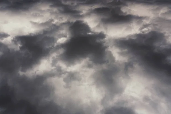 暴风雨前乌云密布的天空 — 图库照片