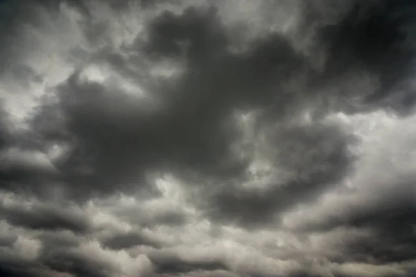 嵐の前に雨の雲と空 — ストック写真