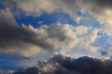 Kara gökyüzü ve yağmur bulutları