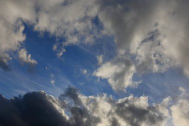 Kara gökyüzü ve yağmur bulutları