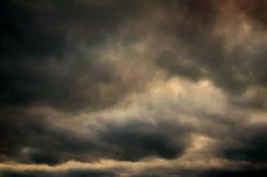 Kara gökyüzü ve yağmur bulutları