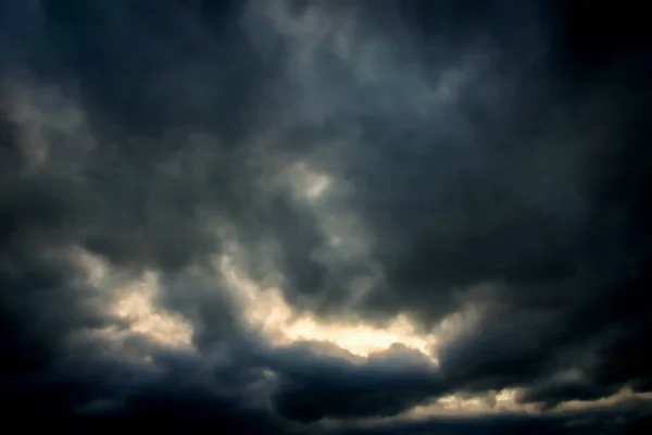 雨の雲と暗い空 — ストック写真