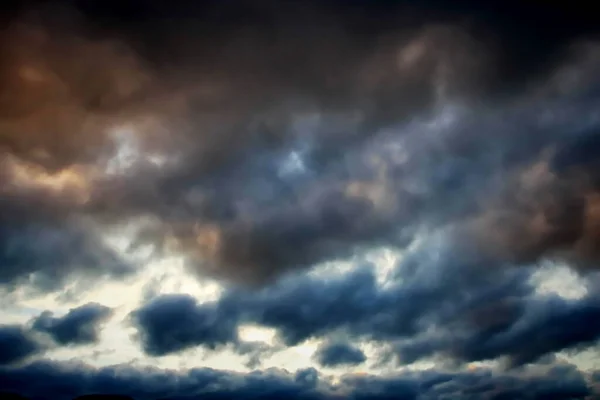 Mörk Himmel Med Regnmoln — Stockfoto