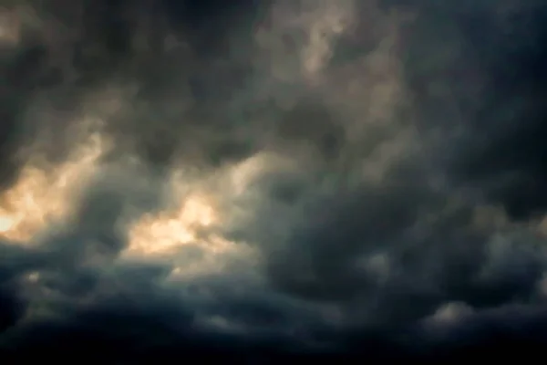 Mörk Himmel Med Regnmoln — Stockfoto