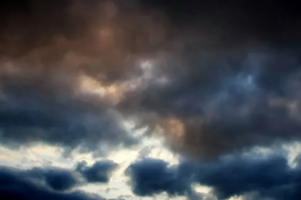 Langit Gelap Dengan Awan Hujan — Stok Foto