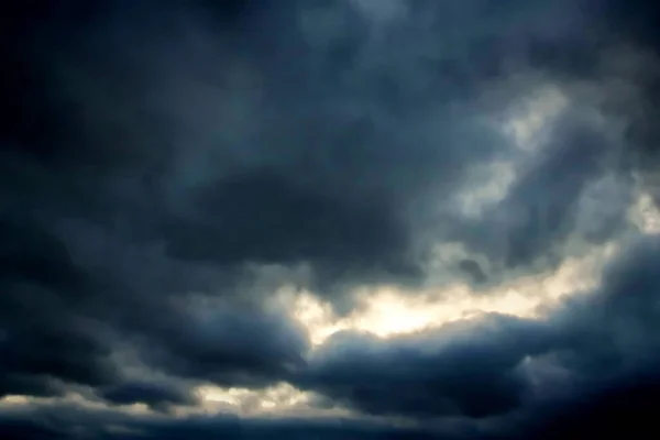 Mörk Himmel Med Regnmoln — Stockfoto