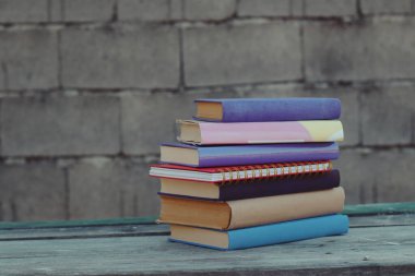 Ahşap bir kutuda kitaplar, endüstriyel bir ortamda kitaplar.